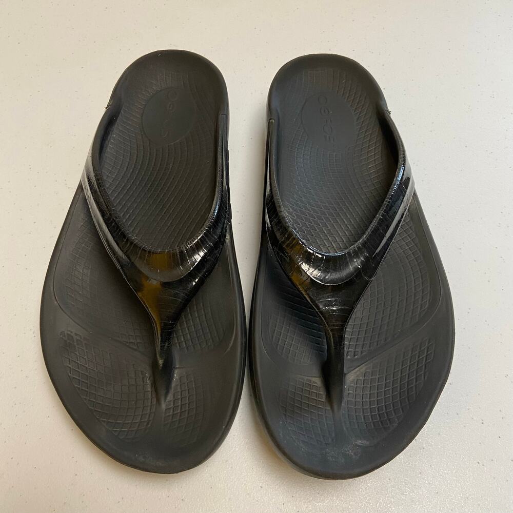 OOFOS OOlala Black Glossy Comfort Recovery Slide Thong Flip Flop Sandal Women 6
